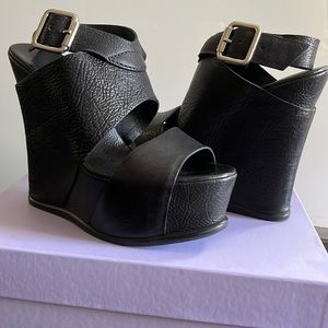 VERA WANG LAVENDER “Rosalyn” Black Wedge Sandals, size 6